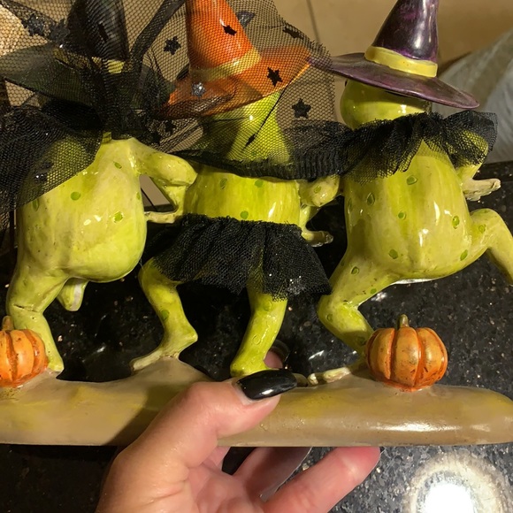 SOLD-Mark Roberts collectibles Dancing Frogs dressed like witches Halloween - Picture 13 of 13